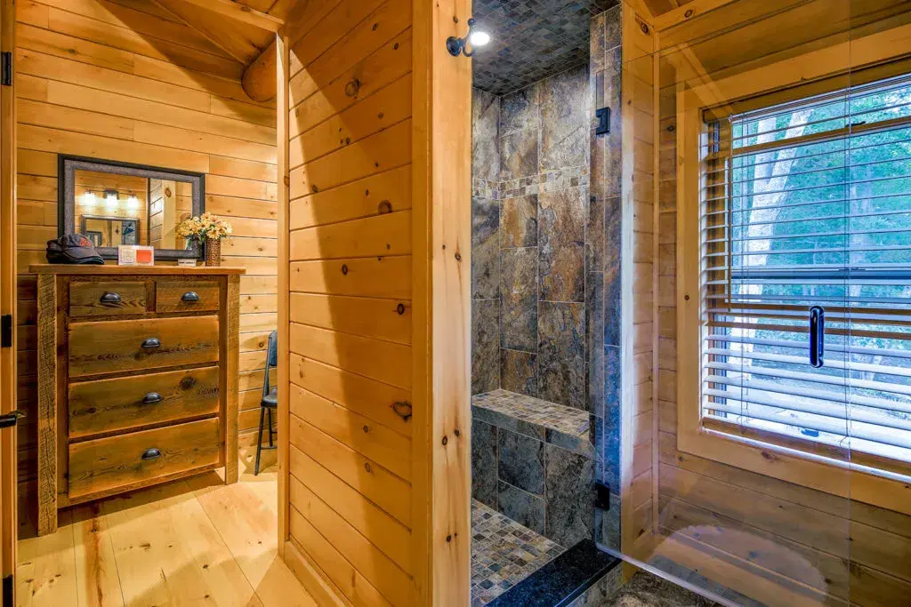 Modified Kodiak 16424 cedar log home, photo 9
