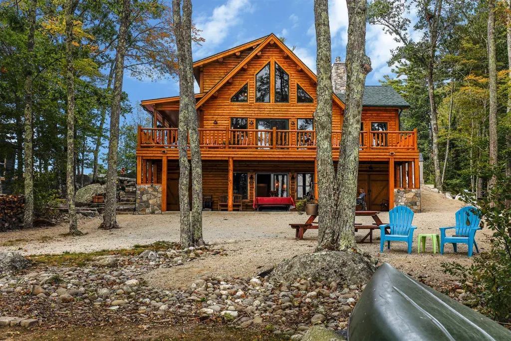 Modified Kodiak 16424 cedar log home exterior