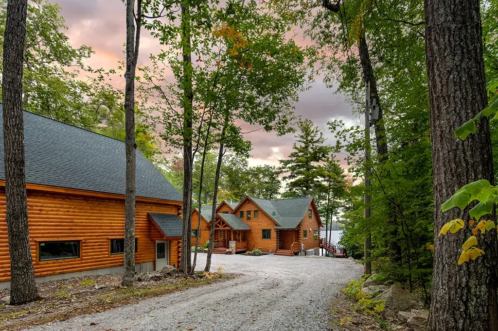 Modified Lakeview 10032 cedar log home, photo 4