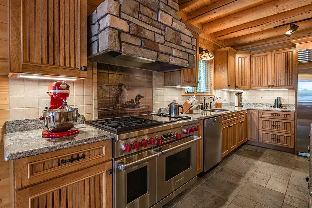 Modified Lakeview 10032 cedar log home, photo 18