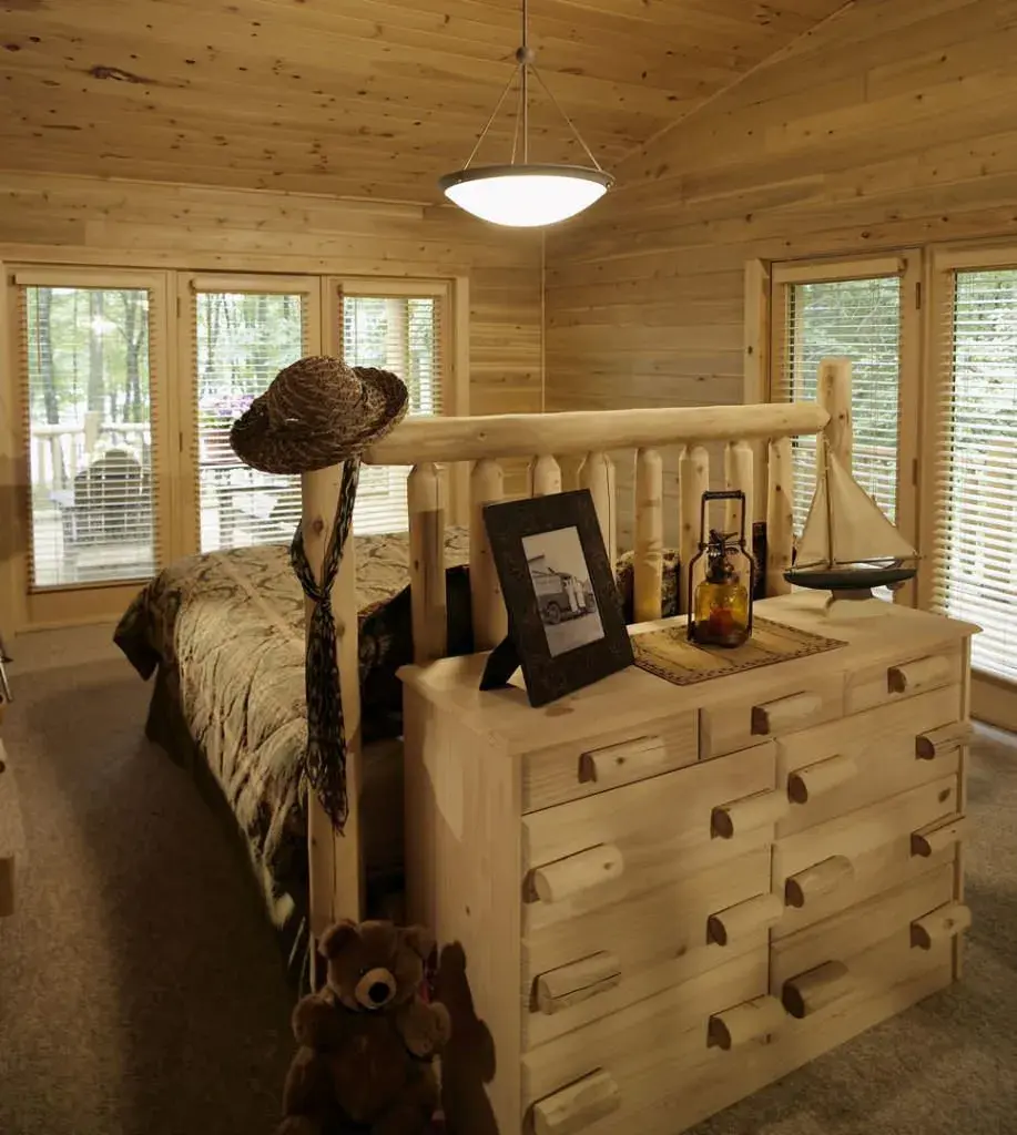 Plantation 02020 cedar log home bedroom