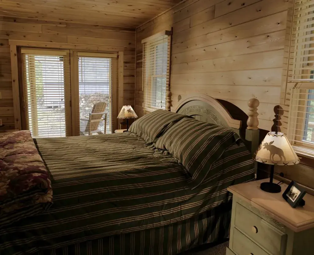 Plantation 02020 cedar log home bedroom