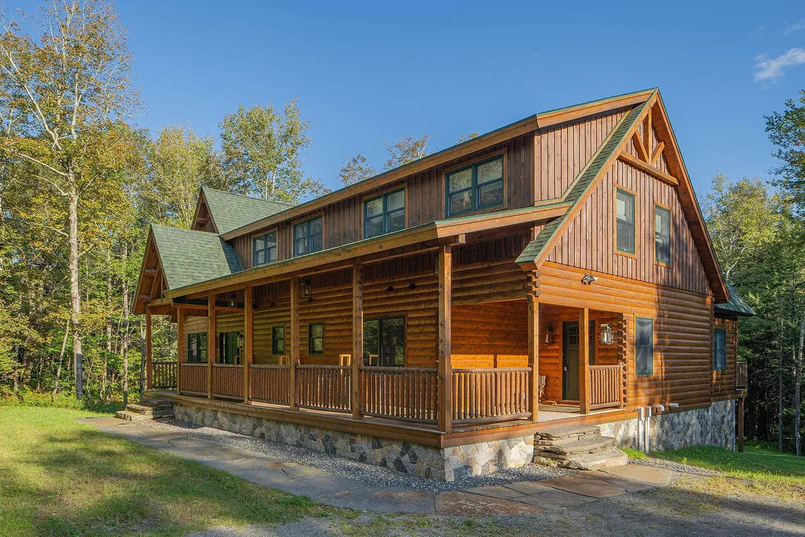 Cedar log home front elevation from the Moosehead photo gallery