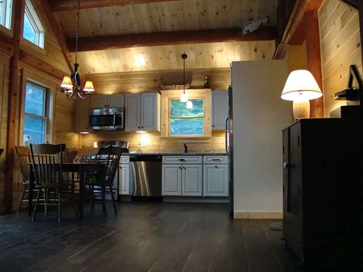 The open floor plan combines the space of the kitchen and the dining room.